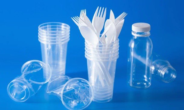 How to Avoid Single Use Plastic While Traveling